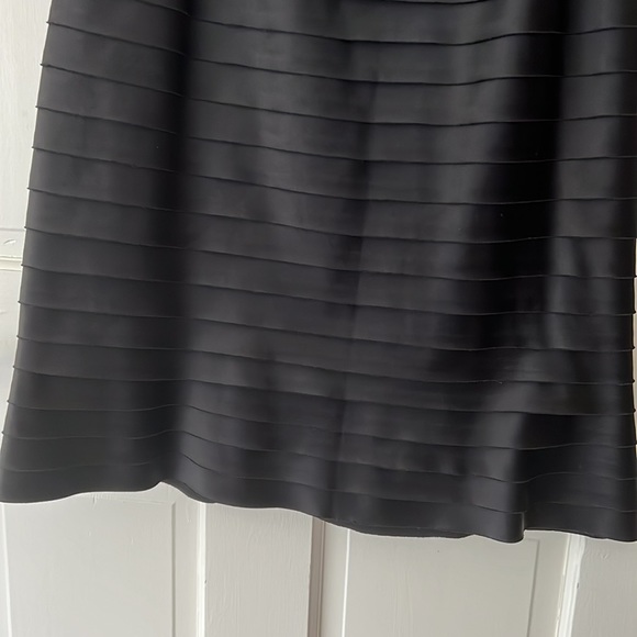 Black formal JS collection satin skirt size 6 in a very good condition - Picture 5 of 5